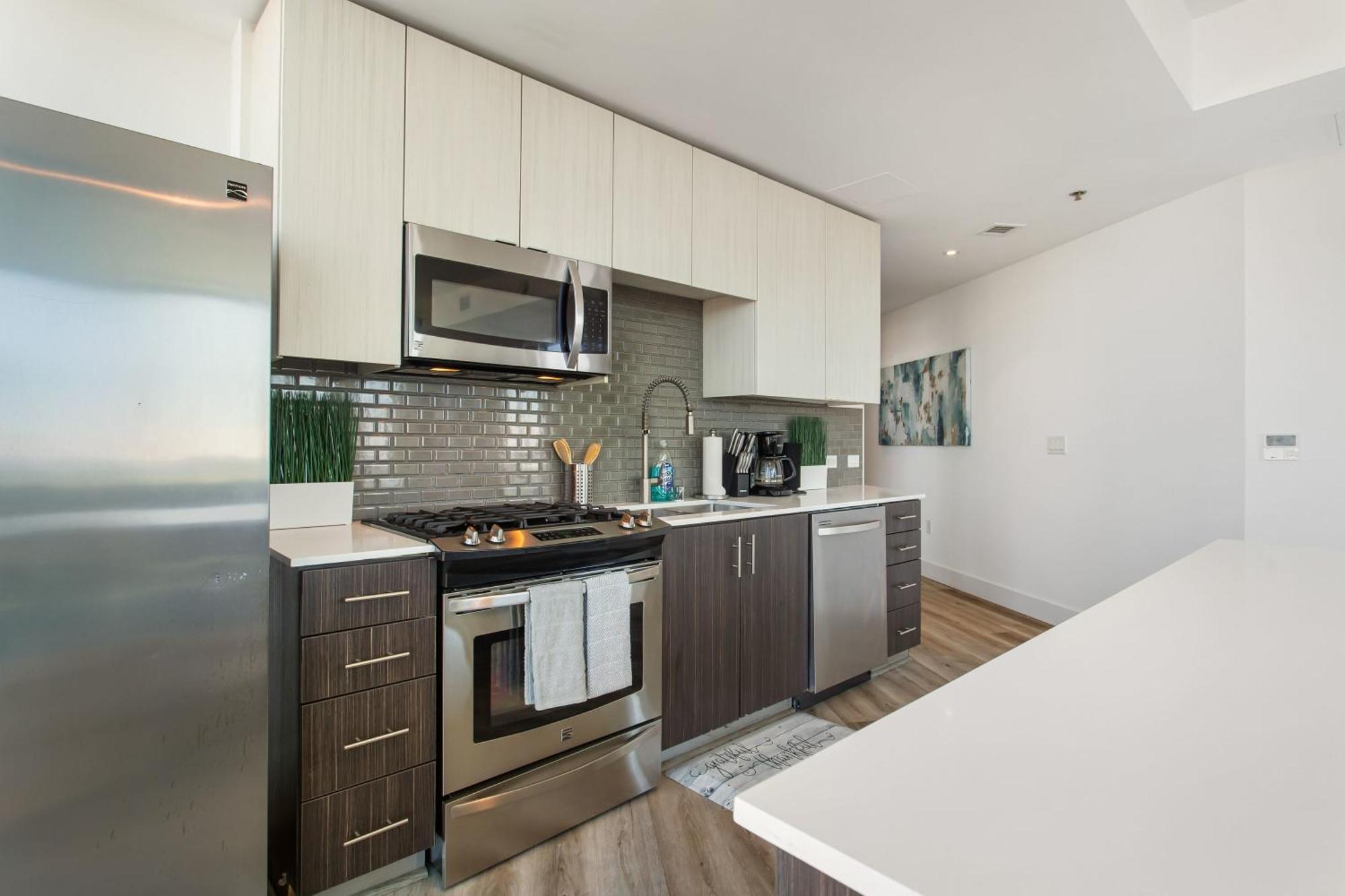 Gorgeous Luxury High Rise W/prvt Parking Apartment Los Angeles